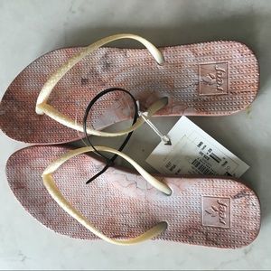 Reef Escape size 8 flip flops